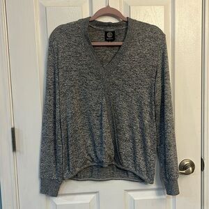 Bobeau Ladies Gray Long Sleeve V neck T Shirt Top Size Small Used/